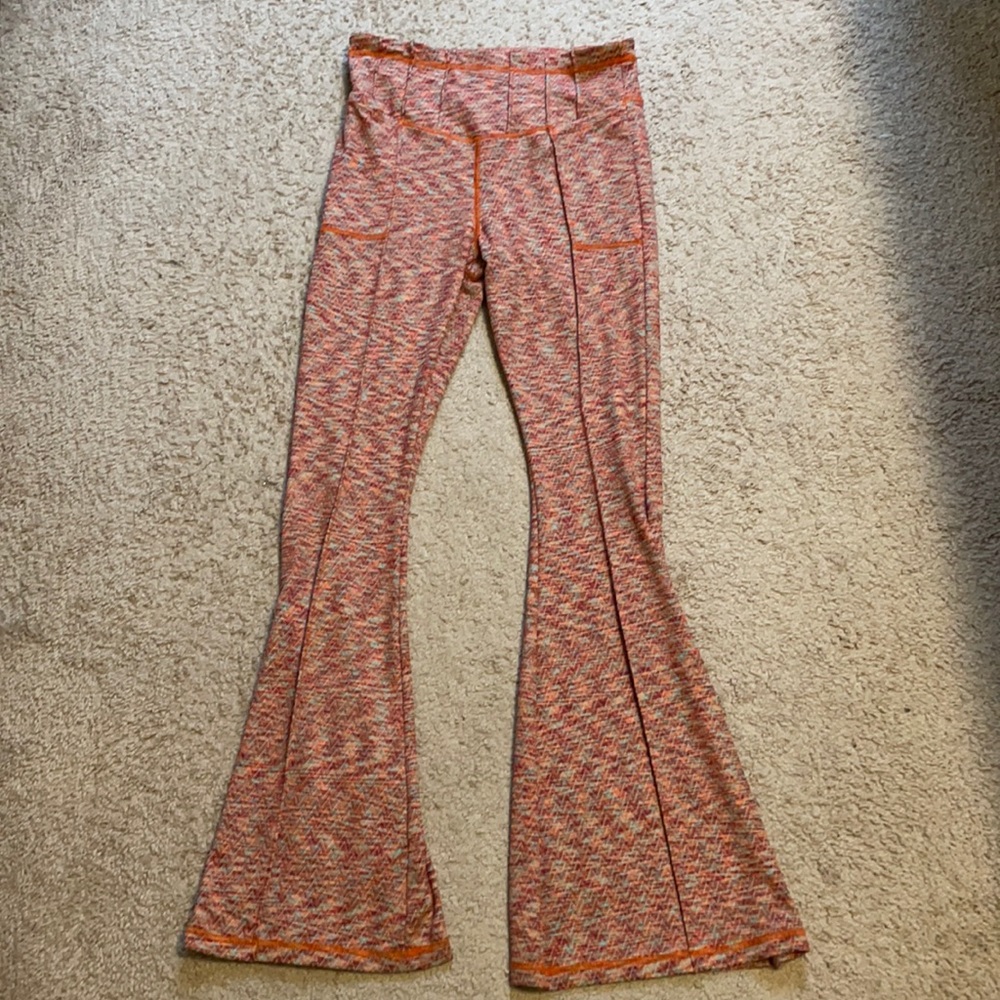 Women’s Free People Movement orange patterned flare yoga athletic pants sz M